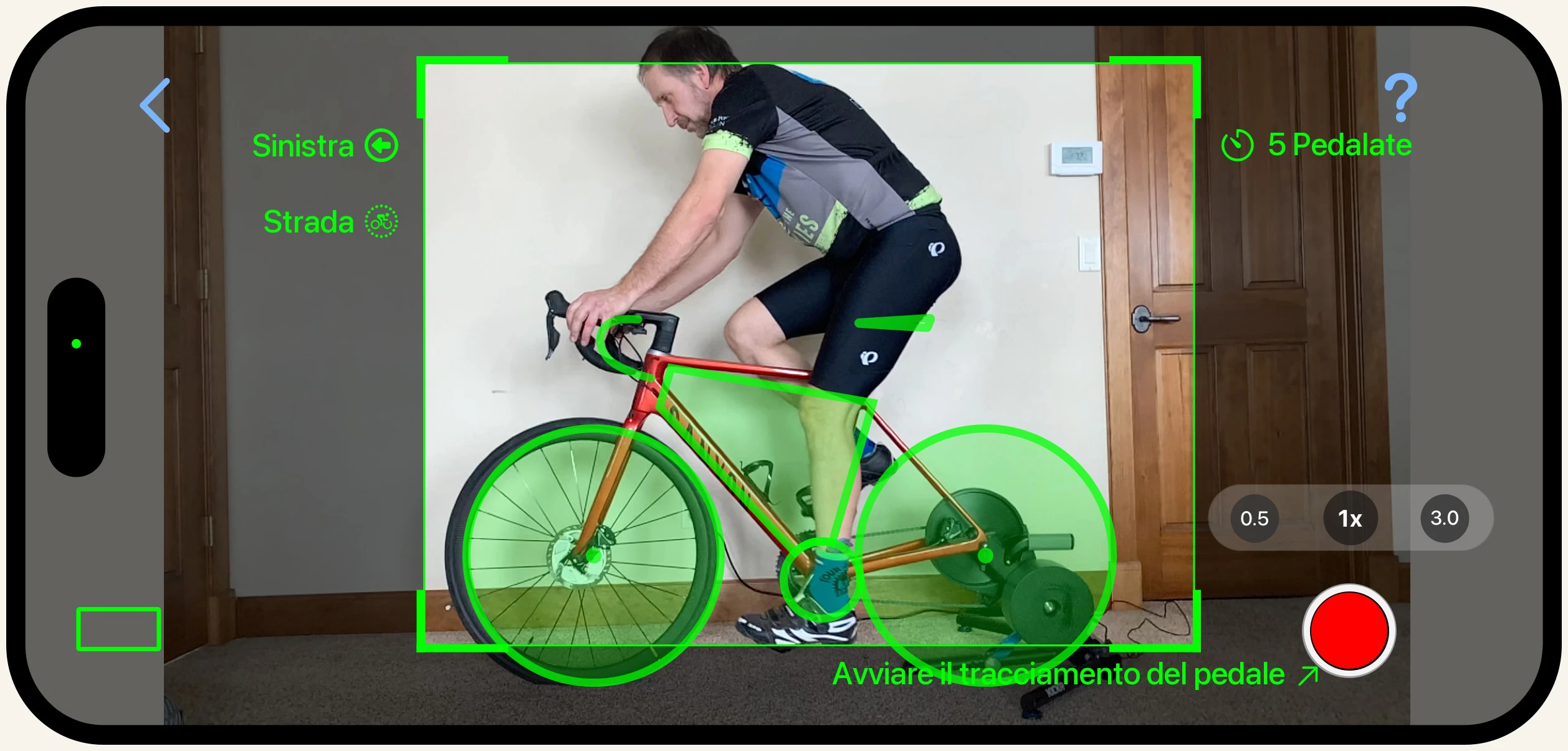 Parti da una buona inquadratura. La schermata di registrazione si presenta così quando tutto è a posto: bici e ciclista interi dentro la sovrapposizione riquadro, e gli aiuti per l'allineamento sul verde.