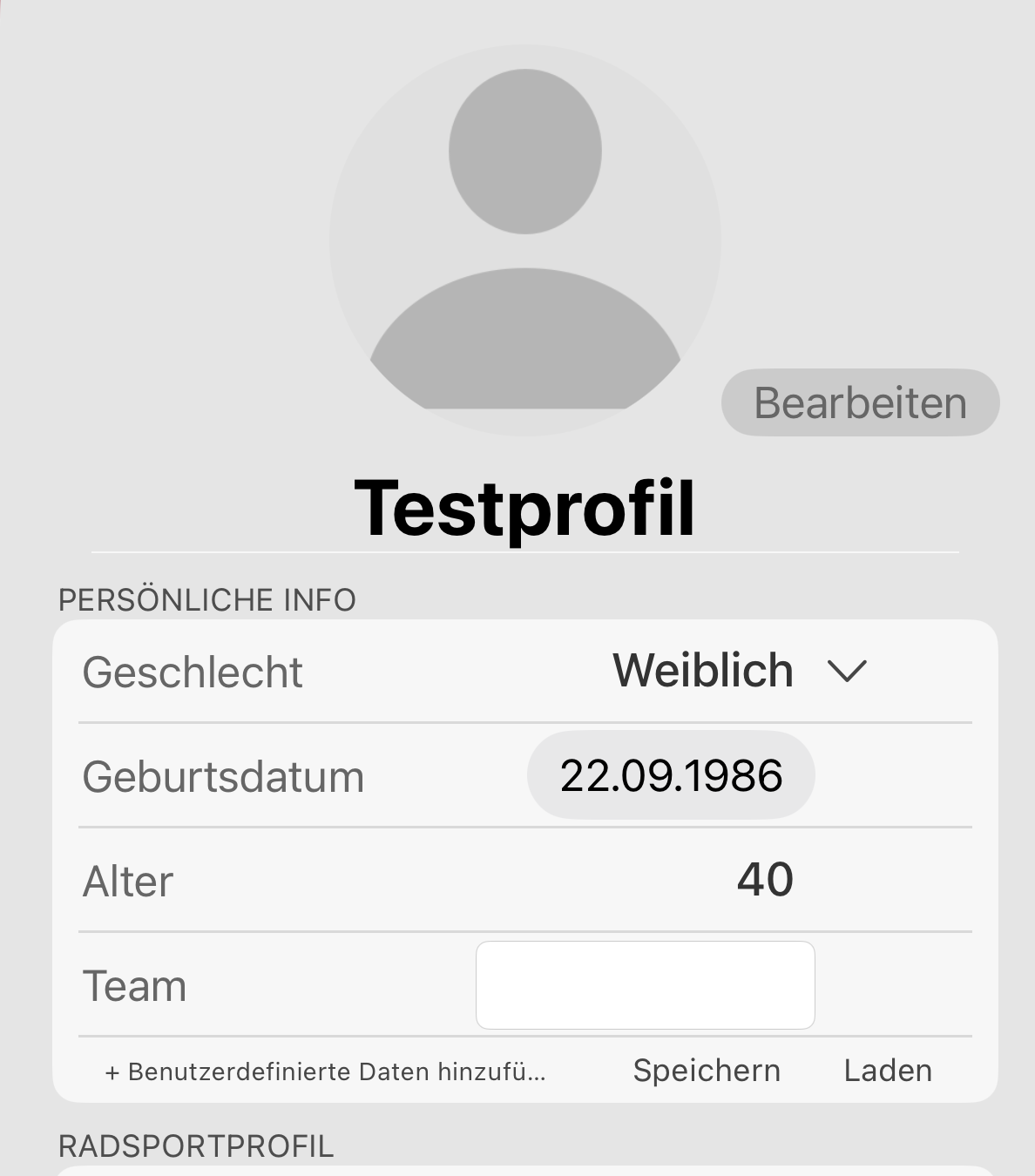 Ein Testprofil mit einem benutzerdefinierten Feld, Team, unter Persönliche Info hinzugefügt. Speichern macht aus den Feldern des Blocks eine Vorlage.